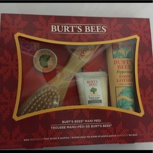 Burts Bees Mani & Pedi Kit. New in Box!
